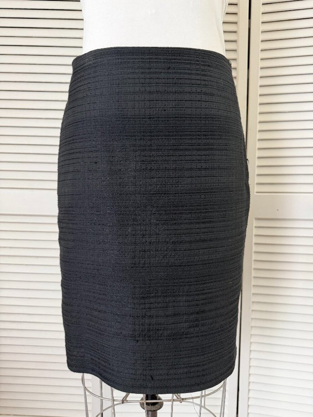 Classic Black Ann Taylor pencil skirt - Size 8